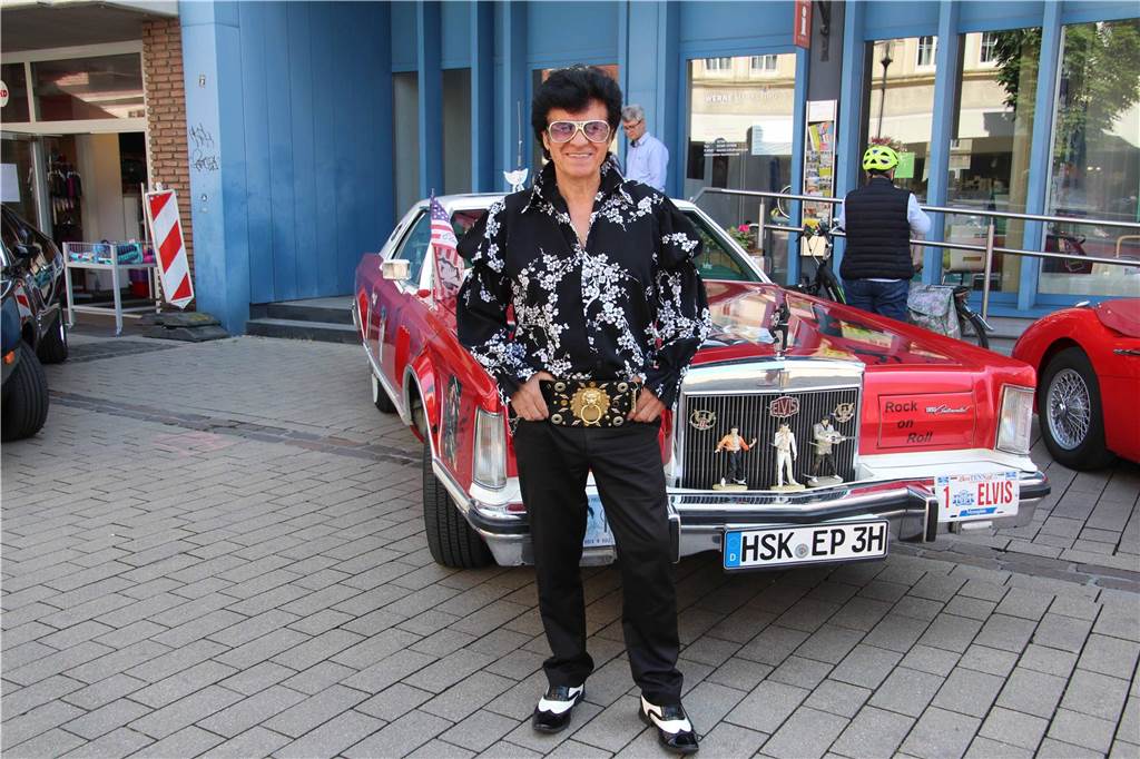 PKW-Schätze glänzen auf dem Marktplatz: Oldtime lockten viele Besucher Mit Besitzer Lelco Mariano aus Bad Fredeburg.