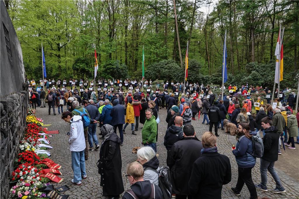 „Nur Erinnern reicht nicht“: Gedenken an Karfreitagsmorde vor 80 Jahren Mit Bildern von Erinnerungsstücken an den Gräbern wurde die große Zahl der Opfer vor Augen geführt.