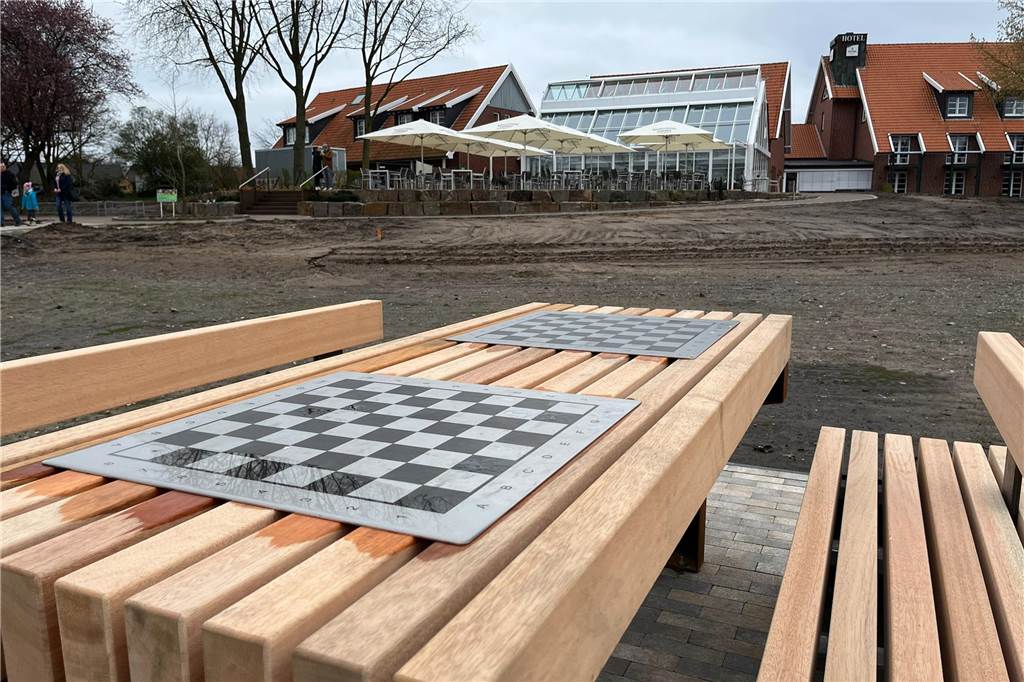 Neuer Bürgerpark in Raesfeld eröffnet: „War die richtige Entscheidung“ Mit Blick auf das neue Hotel "Lieb & Wert" können Besucher des neuen Bürgerparkes in Raesfeld Schach spielen.