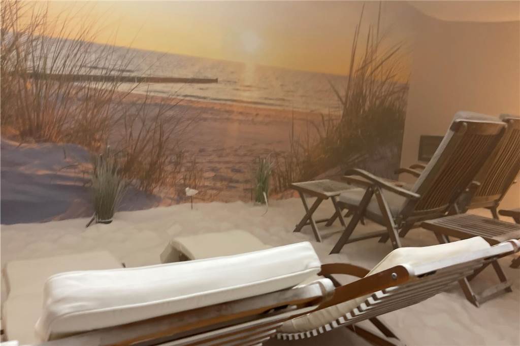 Liegen mit Blick auf einen Strand an der Wand