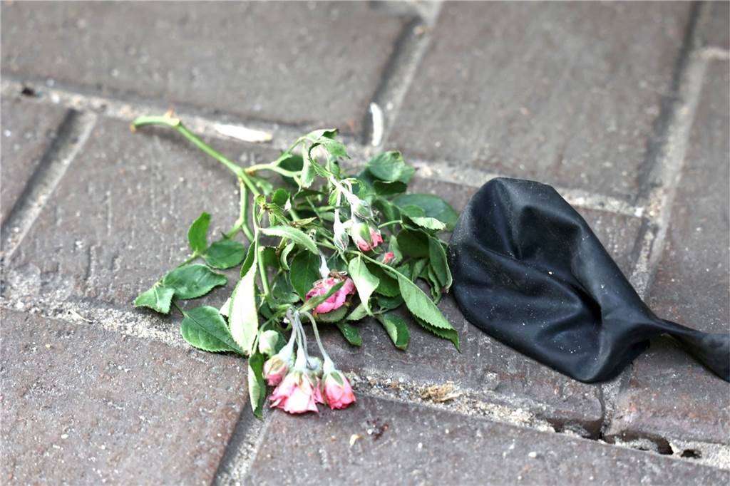 Toter auf Spielplatz: Nachbarin ist schockiert von der „totalen Ignoranz“ Mit Blumen gedenkt eine Nachbarin des verstorbenen Mannes.