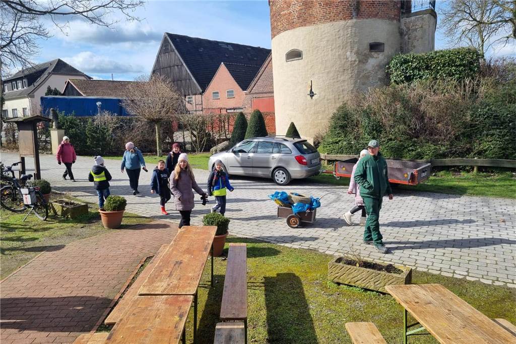Erfreulicher Trend erkennbar: Viele Freiwillige sammeln Müll Mit Bollerwagen zogen die Helfer durch die Gemeindeteile.