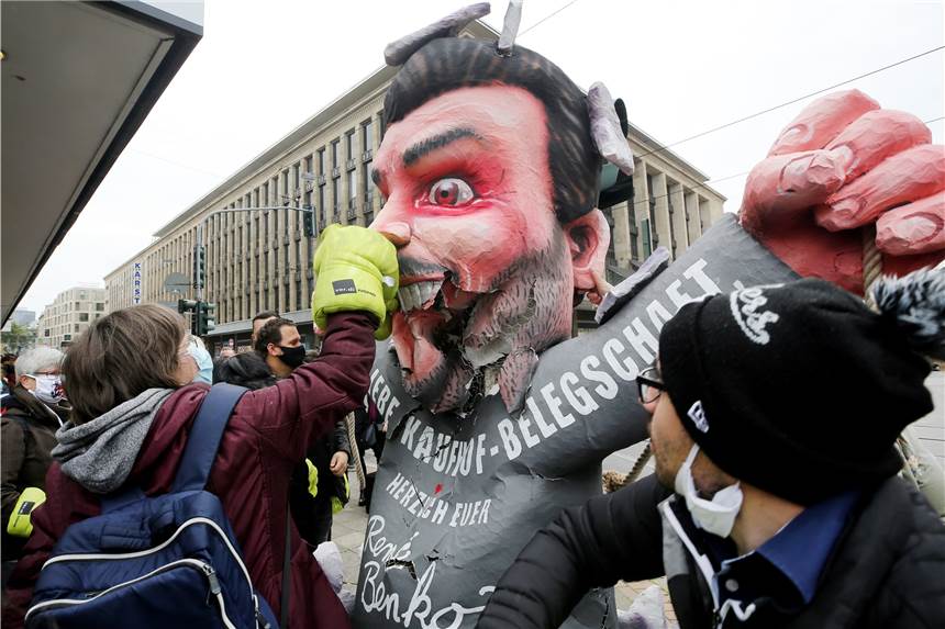 Galeria-Karstadt-Kaufhof: Traueraktionen vor Filialen in NRW Mit Boxhandschuhen schlugen Mitarbeiter in Düsseldorf auf eine Figur von Benko ein.