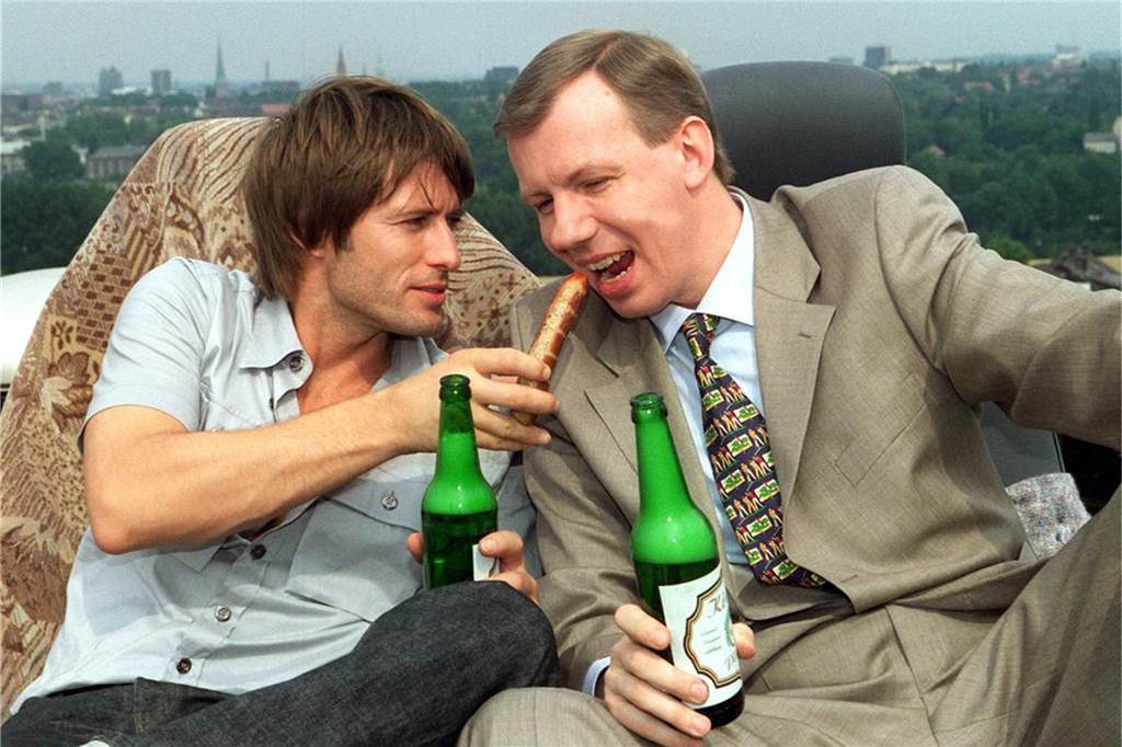 Rennbahn, Phoenix-West und Signal-Iduna-Park sind Drehorte berühmter Filme Mit Bratwurst und Bier sitzen Balko (Bruno Eyron, l.) und Klaus Krapp (Ludger Pistor) im Jahr 1999 bei Dreharbeiten zur Serie „Balko“ am Set in Dortmund.