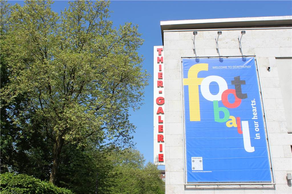 Euro 2024: „Ein konjunkturelles Sommermärchen erwarten wir nicht“ Mit bunten Bannern heißt die Thier-Galerie die Fußball-Fans aus Europa in Dortmund willkommen.