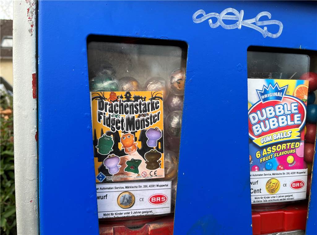 Eine kleine Zeitreise: Funktioniert dieser alte Automat noch? Der Süßigkeitenautomat an der Bahnhofstraße in Castrop-Rauxel.