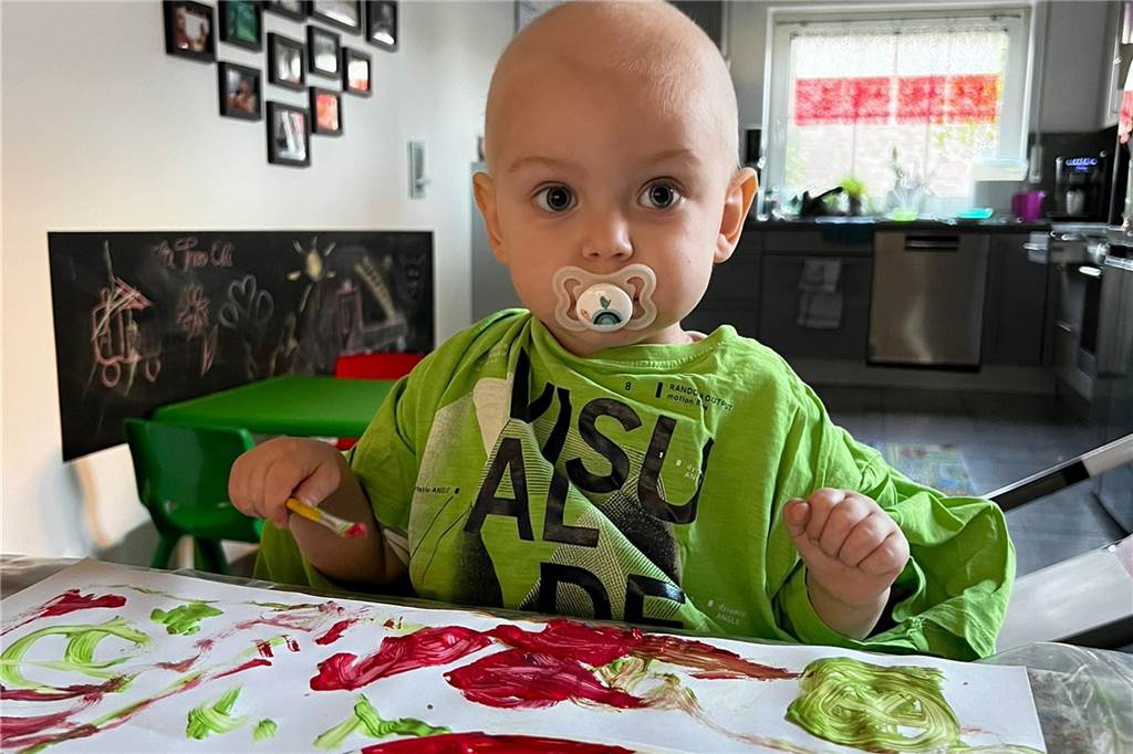 Mit bunten Farben malen, macht Theo viel Spaß.