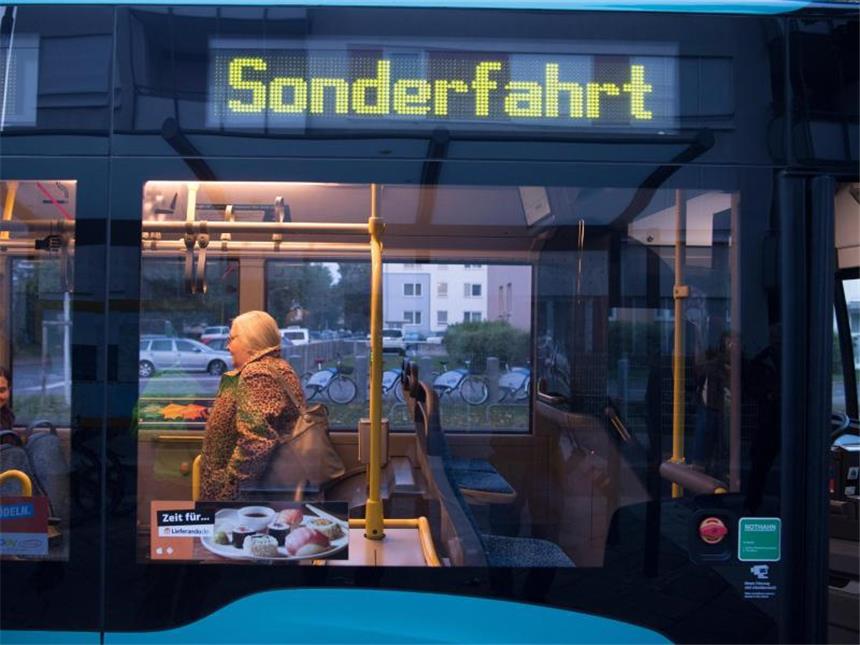 Bombe in Frankfurt trotz Hindernissen erfolgreich entschärft Mit Bussen werden Menschen aus der Evakuierungszone gebracht. Foto: Boris Roessler