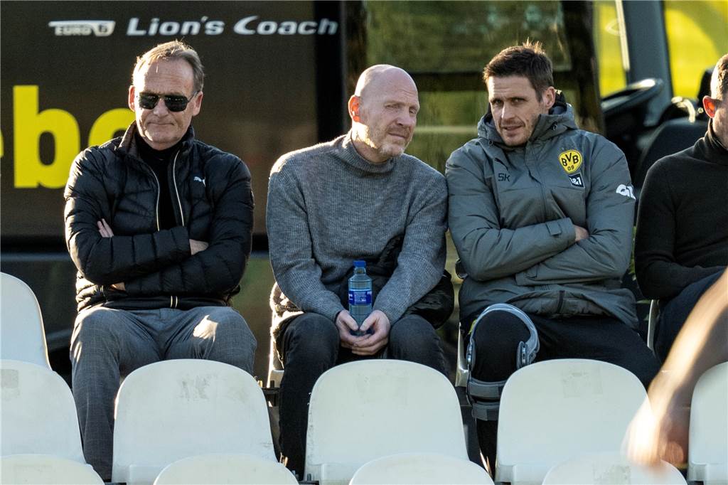 Schwierige Mission für BVB-Sportdirektor Kehl : Die Zahl loser Fäden ist immens Hans-Joachim Watzke, Matthias Sammer und Sebastian Kehl sitzen auf einer Tribüne.