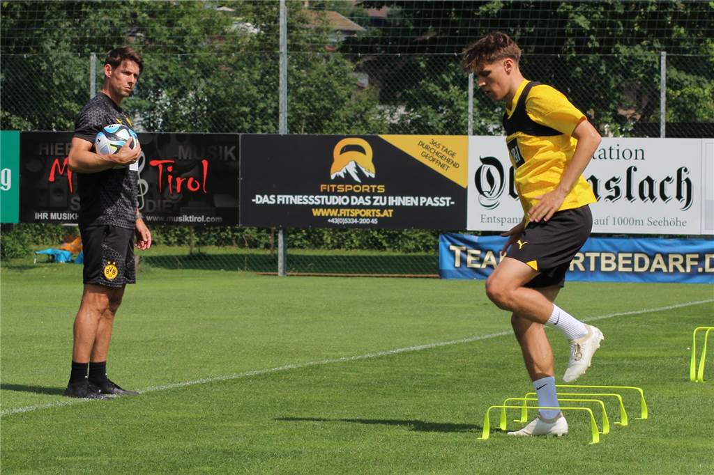 BVB-U23-Rekordeinkauf Julian Hettwer : „Möchte den nächsten Schritt machen“ Benjamin Schüßler beobachtet die Übungen von Julian Hettwer.