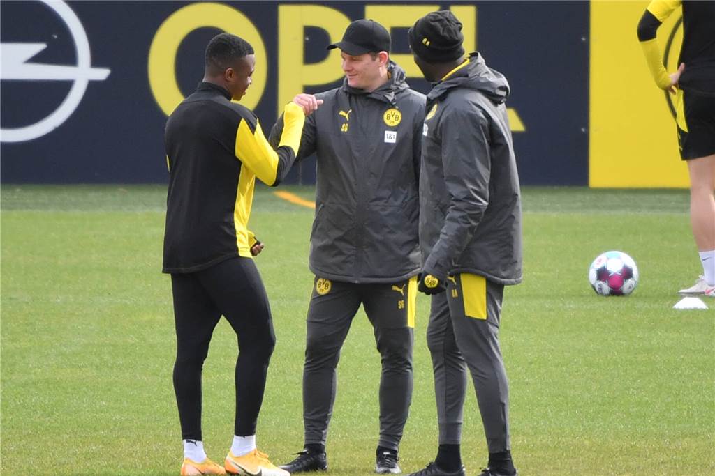 Den BVB im Herzen, viel Arbeit vor der Brust: Co-Trainer Sebastian Geppert Sebastian Geppert im Gespräch mit Youssoufa Moukoko.