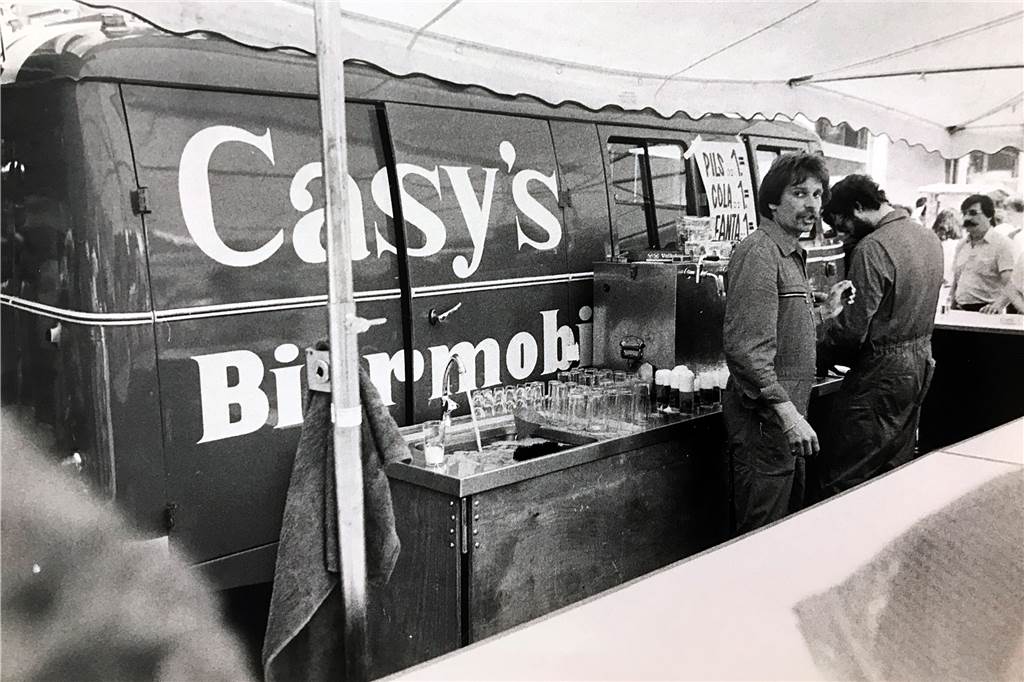 Wie der Alte Markt von Dortmund nach Castrop-Rauxel kam Mit Casy‘s Biermobil belieferte Volker Castrup durstige Kunden auch unter freiem Himmel.
