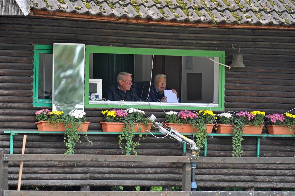 Mit Dauerregen mussten sich Reiter, Pferde und Zuschauer bei den Stadtlohner Reitertagen 2023 arrangieren. Alle Seiten machten das Beste draus. 