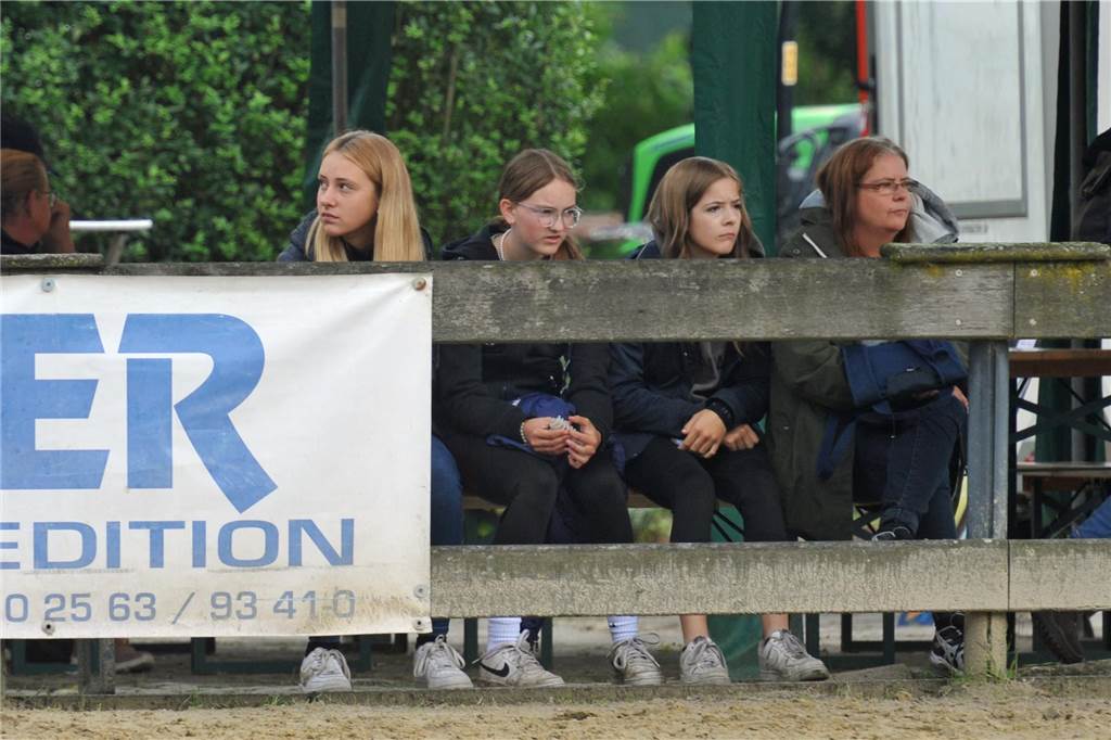 Mit Dauerregen mussten sich Reiter, Pferde und Zuschauer bei den Stadtlohner Reitertagen 2023 arrangieren. Alle Seiten machten das Beste draus. 