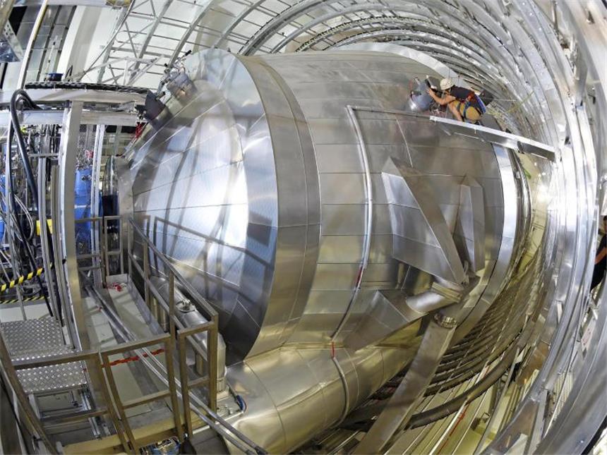 Jäger der Geisterteilchen - Der Neutrino-Masse auf der Spur Mit dem 200 Tonnen schweren Hauptspektrometer wollen Forscher in Karlsruhe die Masse von Neutrinos - ultraleichten Elementarteilchen - bestimmen. Foto: Uli Deck