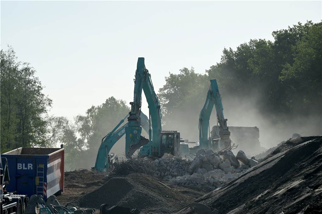 Spatenstich auf A1: Sechsspuriger Ausbau auf Autobahn bei Ascheberg Die Bager stehen auf der gesperrten A1 und Reißen die Brücke Bönneweg ab.