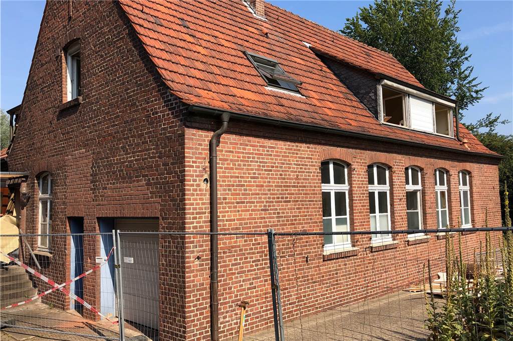 Spatenstich für barrierefreie Wohnungen und 20-Millionen-Euro-Projekt Mit dem Abriss dieses Gebäudes (frühere Hausmeisterwohnung) soll der Platz für das neue Wohnhaus geschaffen werden.