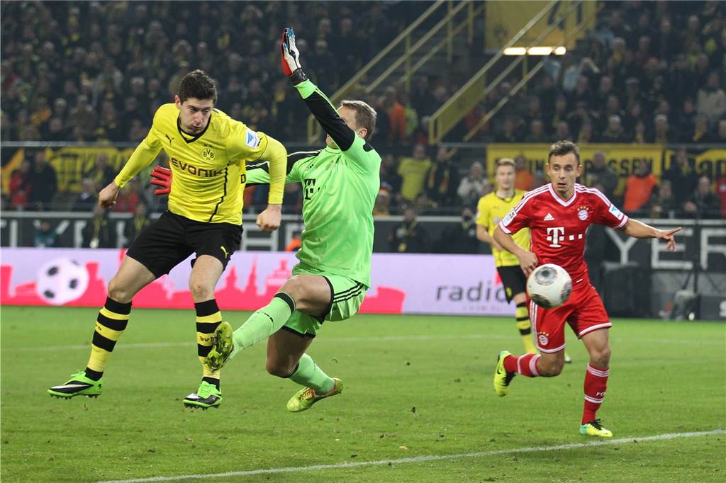 Mit dem alten gegen den neuen Arbeitgeber: Robert Lewandowski (l.) für den BVB im Einsatz gegen den FC Bayern.