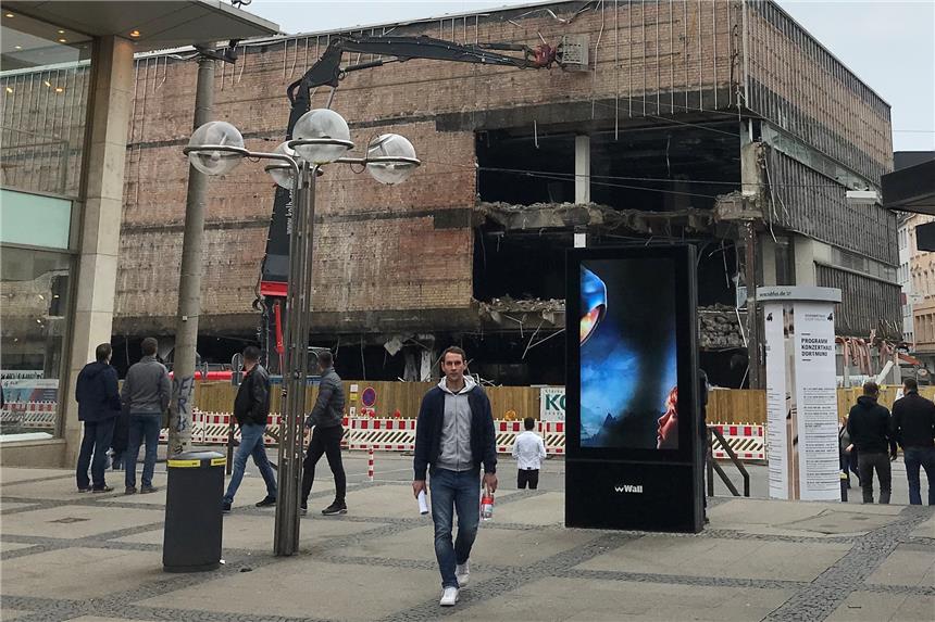 Altes Karstadt-Haus macht in der City Platz für Neues Mit dem alten Technikhaus an der Kampstraße geht es zuende. Bis zum Sommer soll das Gebäude komplett verschwunden sein.
