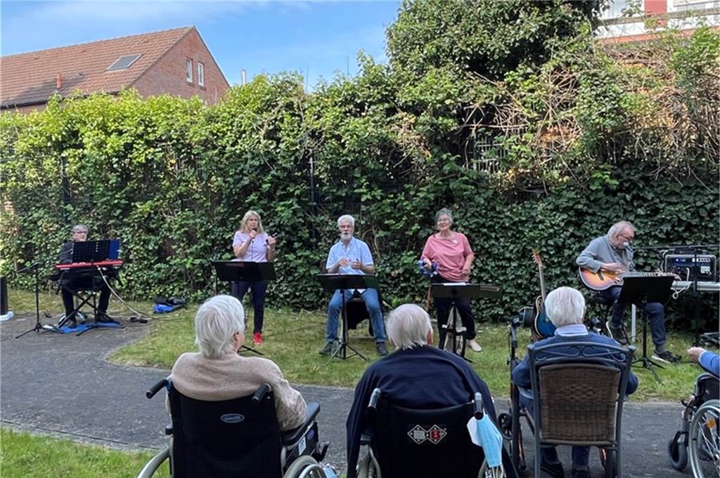 Balkonkonzerte in Lüner Seniorenzentren gehen 2022 in die nächste Runde Mit dem Auftritt der Band „Klabauter & Co“ in dem Pflegeheim „Seniorenzentrum Beckinghausen“ erlebten die Balkonkonzerte in Lünen eine Renaissance.
