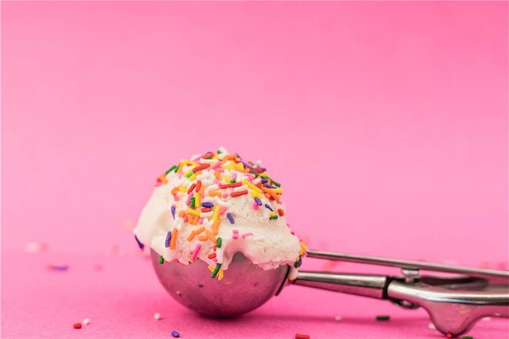 Eis, Sorbet & Frozen Yoghurt: Sommerhits ohne Eismaschine kugel eis in einem eisportionierer