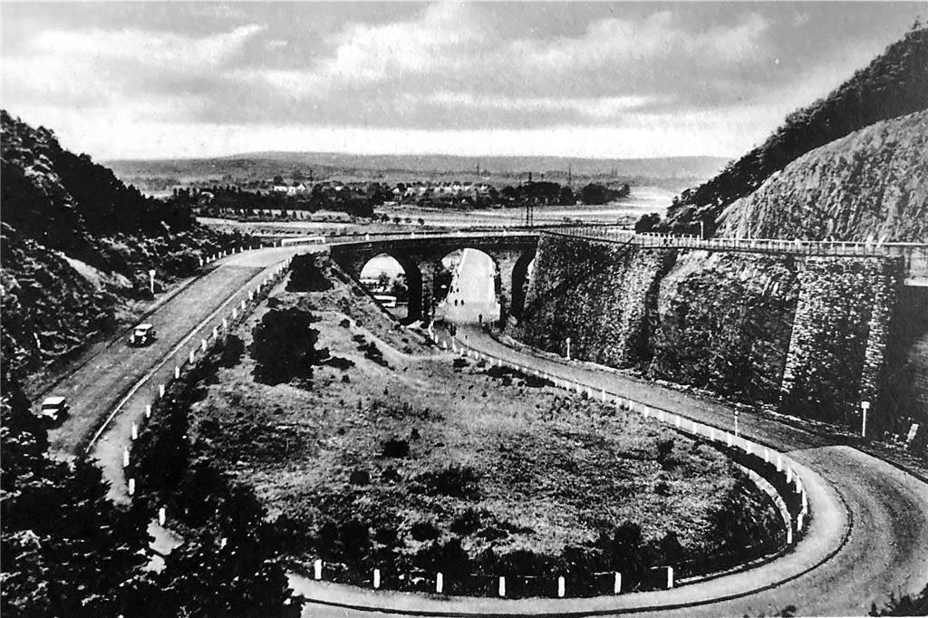 Mit dem Bau der Serpentinen zur Hohensyburg wurde 1929 begonnen. Die alte Postkarte zeigt sie in den Jahren nach ihrer Fertigstellung. Die gemauerte Brücke wurde zum Ende des Zweiten Weltkriegs gesprengt.