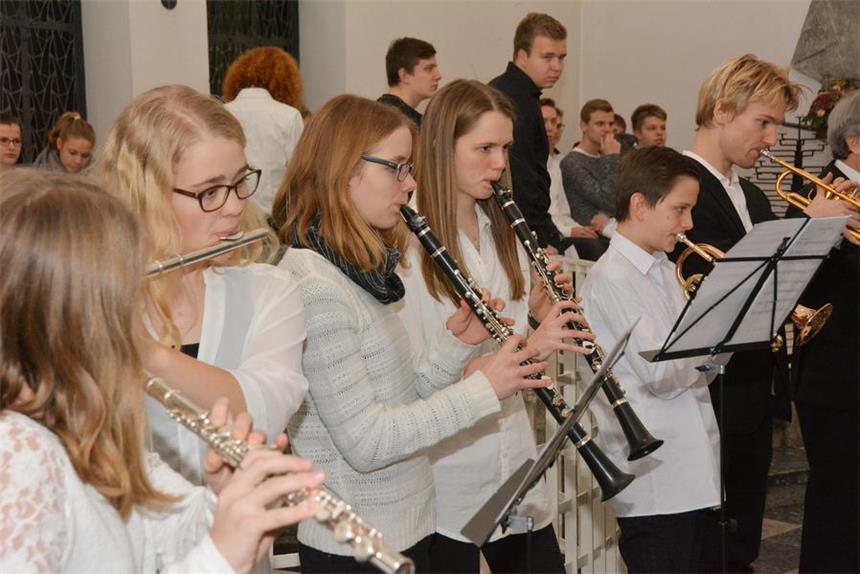 So war das Weihnachtskonzert in Lüdinghausen Mit dem bekannten Lied "Wir sagen euch an den lieben Advente" stimmten die Musiker die Konzertbesucher auf das Weihnachtsfest ein.
