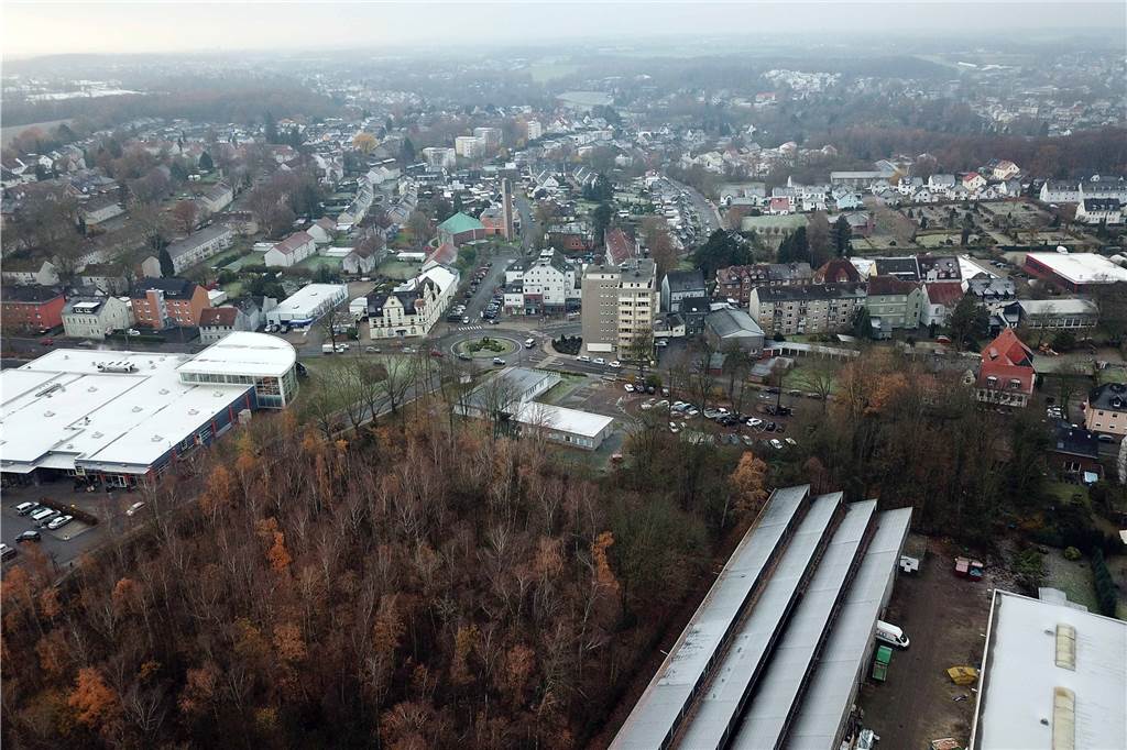 Moschee-Neubau: Minarett in Massiv-Bauweise - Bürger vor allem wegen Parkplätzen in Sorge Mit dem Besitzer der Balo-Hallen sei die Gemeinde im Gespräch. Möglicherweise werde man auch an der Zufahrt zum Edeka-Parkplatz weitere Parkplätze schaffen.