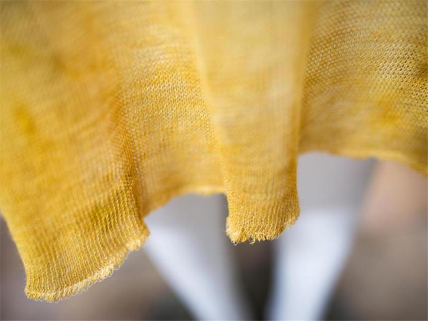 Brennnesseln statt Baumwolle - Designer suchen neue Fasern Mit dem bloßen Auge nicht zu erkennen: «Die meisten glauben gar nicht, dass es Brennnessel ist», sagt Designerin Jost. Foto: Rolf Vennenbernd