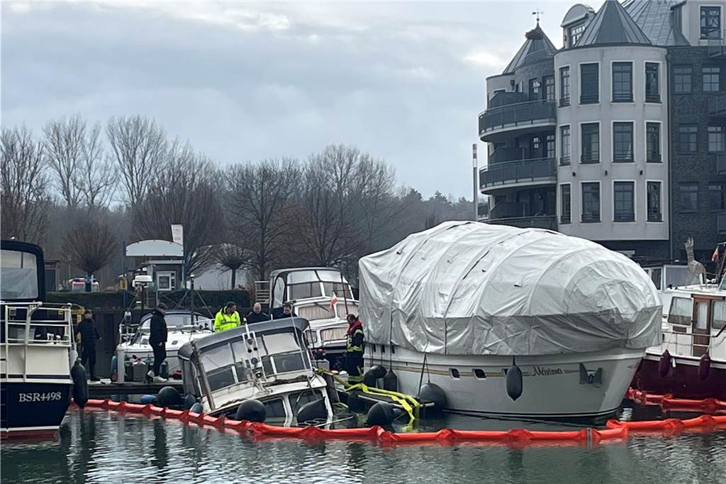 Frank verliert mit Schiffsuntergang sein Zuhause: „Am Rand des Wahnsinns“ Die "Frieda" sank im Dezember 2022 bis auf den Grund des Hafenbeckens.