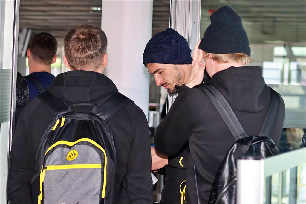 BVB-Entscheidung bei Haller gefallen – ein Rückkehrer dabei: Kader für das Pokal-Spiel in Leipzig Mats Hummels und Julian Brandt am Dortmund Airport.