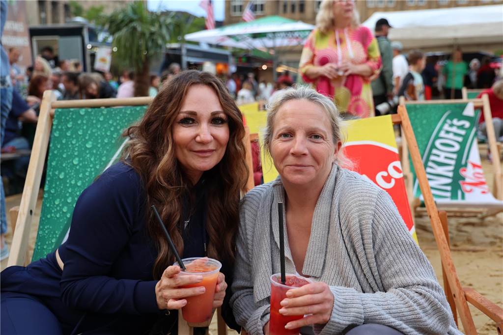 Mit dem Cocktail im Liegestuhl auf Sand: Gibt es noch mehr Urlaubsstimmung vor der eigenen Haustür? 