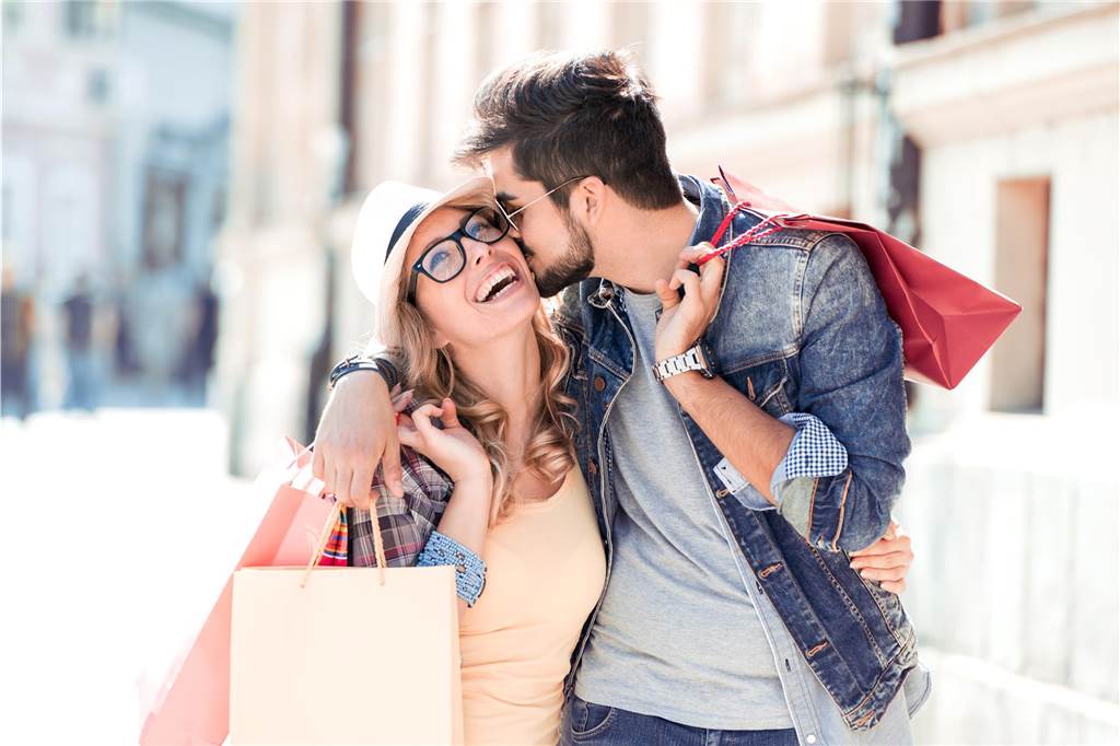 Zum Start des 49-Euro-Tickets: Ausflugsziele in der Nähe für einen Tag Ein Paar beim Shoppen