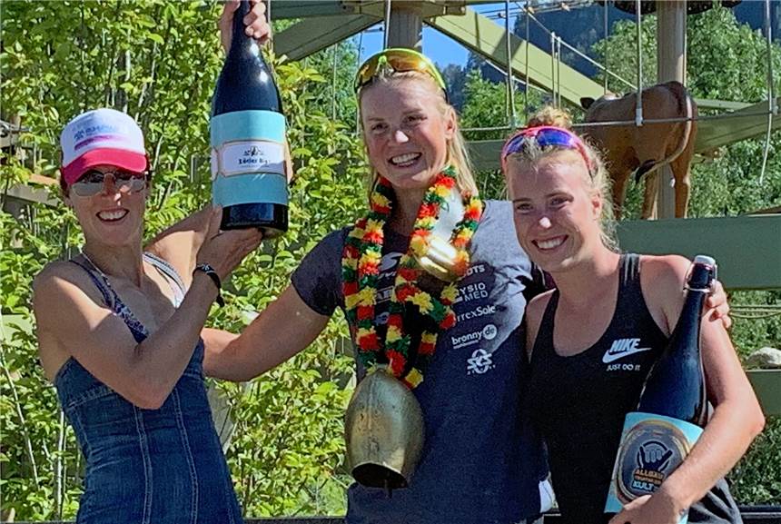 Ein Foto mit Olympiasieger Jan Frodeno nach Katharina Krügers erfolgreicher Premiere Mit dem dritten Platz in der Frauen-Gesamtwertung überzeugte Katharina Krüger (re.) beim Triathlon im Allgäu.