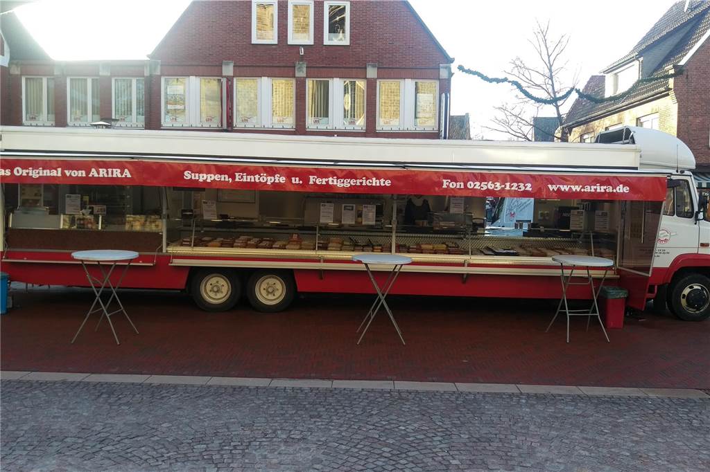 Eintopf und Liebe: Threse und Heinz Arira sagen dem Wochenmarkt Adieu Der Verkaufswagen der Ariras auf dem Stadtlohner Markt.
