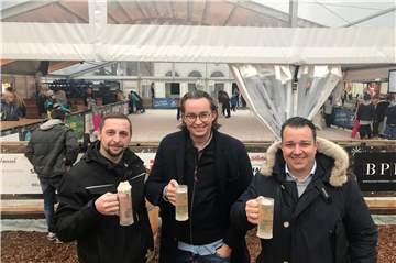 Mit dem ersten Dorstener Winterzauber sind Hans Schuster, Luca Schlotmann und Benjamin Imping (v.l.) trotz des mitunter schlechten Wetters zufrieden. Die schicken Gläser sind bei Gästen überaus beliebt,