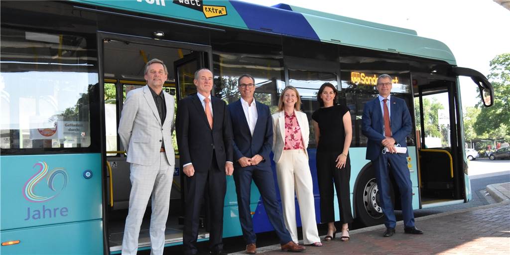 Botschafter: „Deutsche und Niederländer verstehen sich hier exzellent“ Mit dem ersten Elektrobus Bocholts von Aalten zum Bocholter Busbahnhof gefahren: Botschafter mit Gastgebern. Die Linie war im Vorjahr zwischen Provinz und Kreis neu eingerichtet worden.