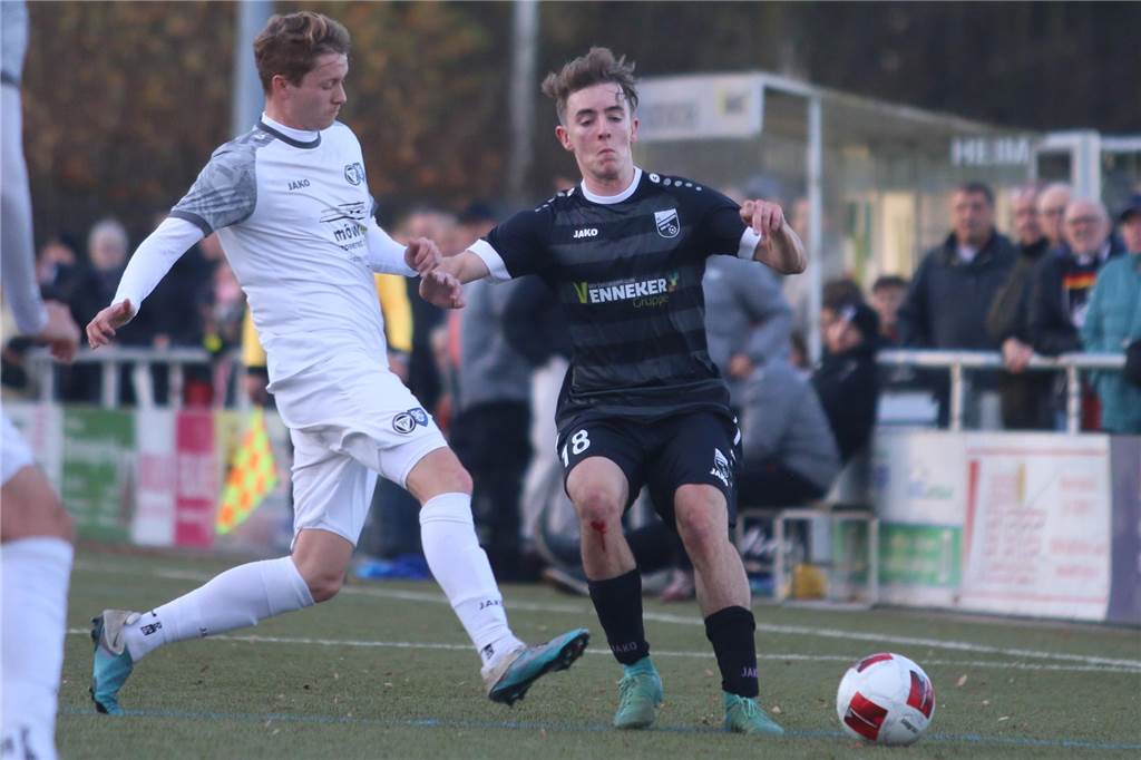 Yannick Tönnes mit offensiven Ziele beim FC Nordkirchen Yannick Tönnes vom FC Nordkirchen im Zweikampf mit seinem Gegenspieler.