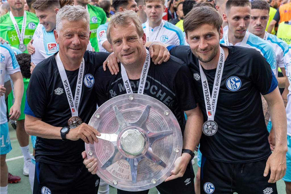 BVB-Kandidat Peter Hermann: Erste Klasse in der zweiten Reihe Mit dem FC Schalke 04 gelang Peter Hermann (l.) die Bundesliga-Rückkehr.