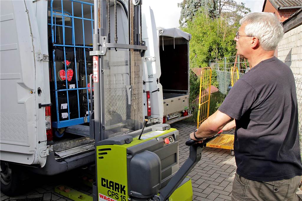 Unterwegs mit den „Glücksbringern“: So kommt die Haltener Tafel an ihre Waren Mit dem Gabelstapler lädt Stefan Winz die Paletten ab.