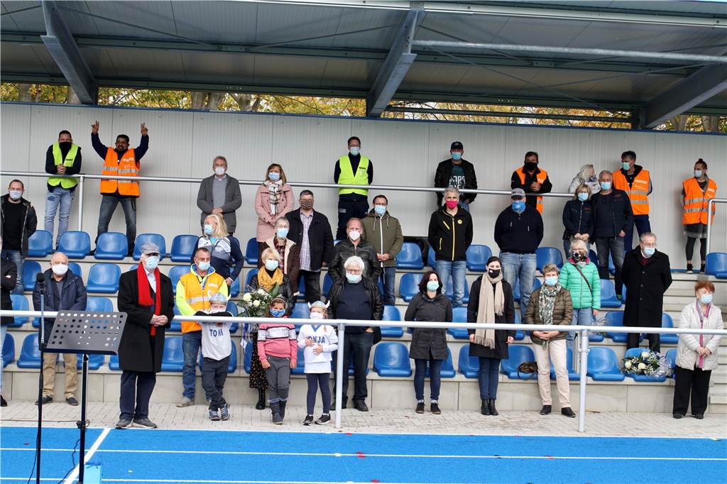 Neue Dortmunder Sportanlage misst sich mit dem Stadion Rote Erde Mit dem gebührenden Abstand wohnten Vertreter von Sport, Verwaltung und Wirtschaft der Eröffnung des Leichtathletikanlage in Lanstrop bei.