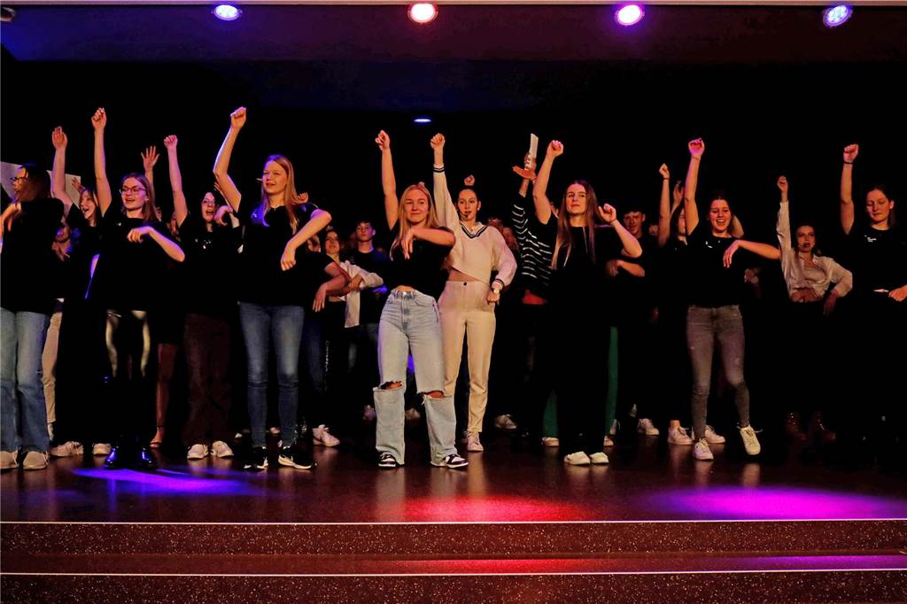 Drei Jahre Corona-Pause: Traditionelle Schulshow „Abi on Stage“ zurück Mit dem gemeinsamen Tanz beendeten die Abiturienten die Show.