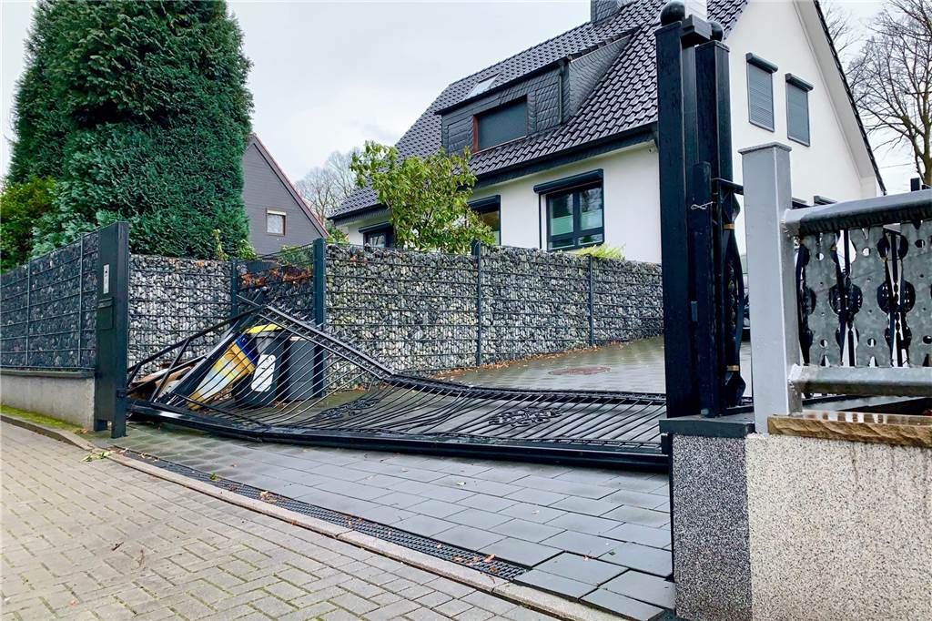 Dortmunder nach Bandidos-Razzia in U-Haft – Polizei verteidigt Panzer-Einsatz Mit dem gepanzerten Fahrzeug räumte die Polizei das schwere Tor aus dem Weg.