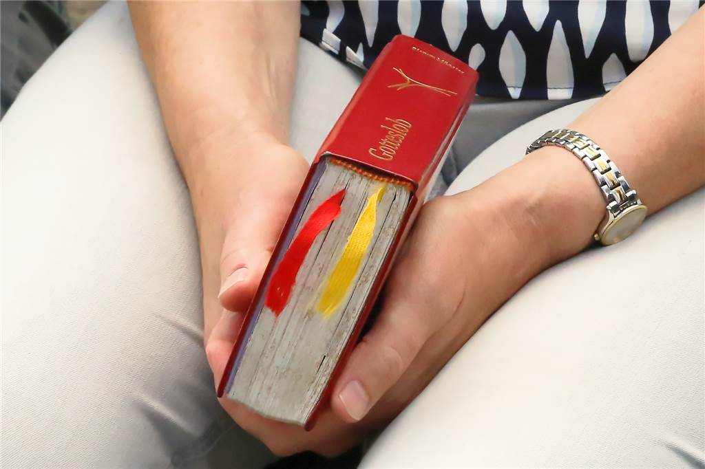 Brunnengespräch mit Tom Tenostendarp über Schule und Kunstrasenplätze Mit dem Gotteslob in der Hand kamen einige Lüntener zum Termin mit Tom Tenostendarp.