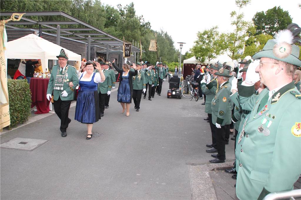 Mit dem „Großen Zapfenstreich“ am Lüner Preußenhafen, als ersten großen Programmpunkt, wurde am Freitag (14. Juni) das 37. Schützenfest in Lünen-Süd eröffnet. 