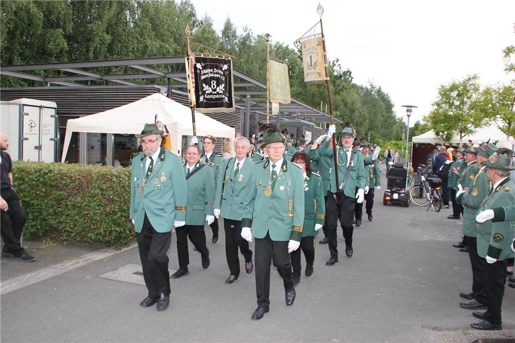 Mit dem „Großen Zapfenstreich“ am Lüner Preußenhafen, als ersten großen Programmpunkt, wurde am Freitag (14. Juni) das 37. Schützenfest in Lünen-Süd eröffnet. 