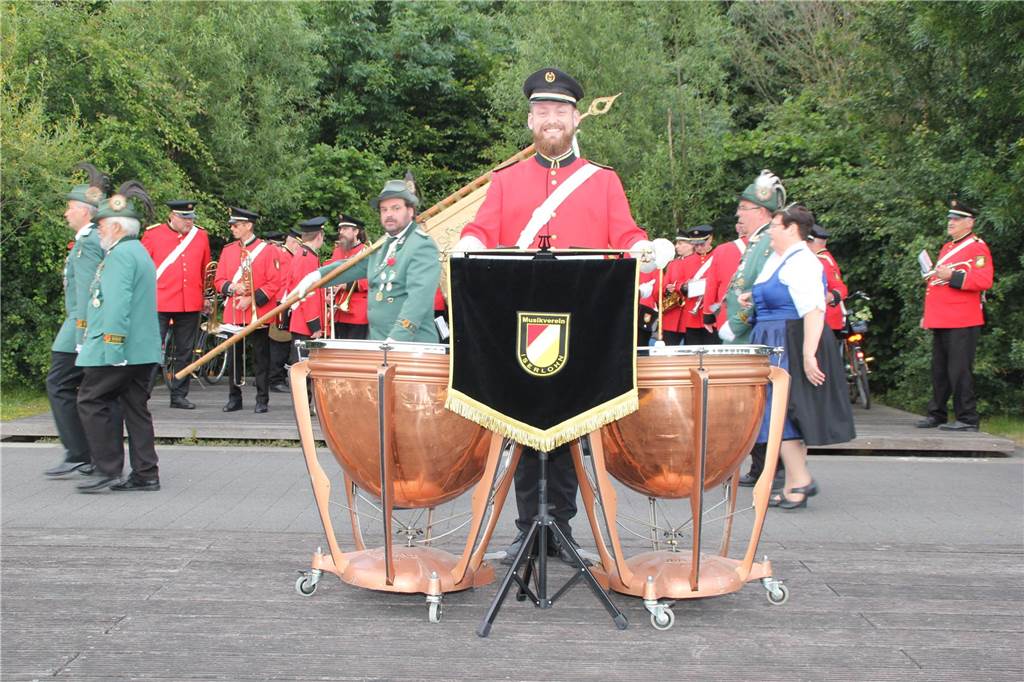 Mit dem „Großen Zapfenstreich“ am Lüner Preußenhafen, als ersten großen Programmpunkt, wurde am Freitag (14. Juni) das 37. Schützenfest in Lünen-Süd eröffnet. 