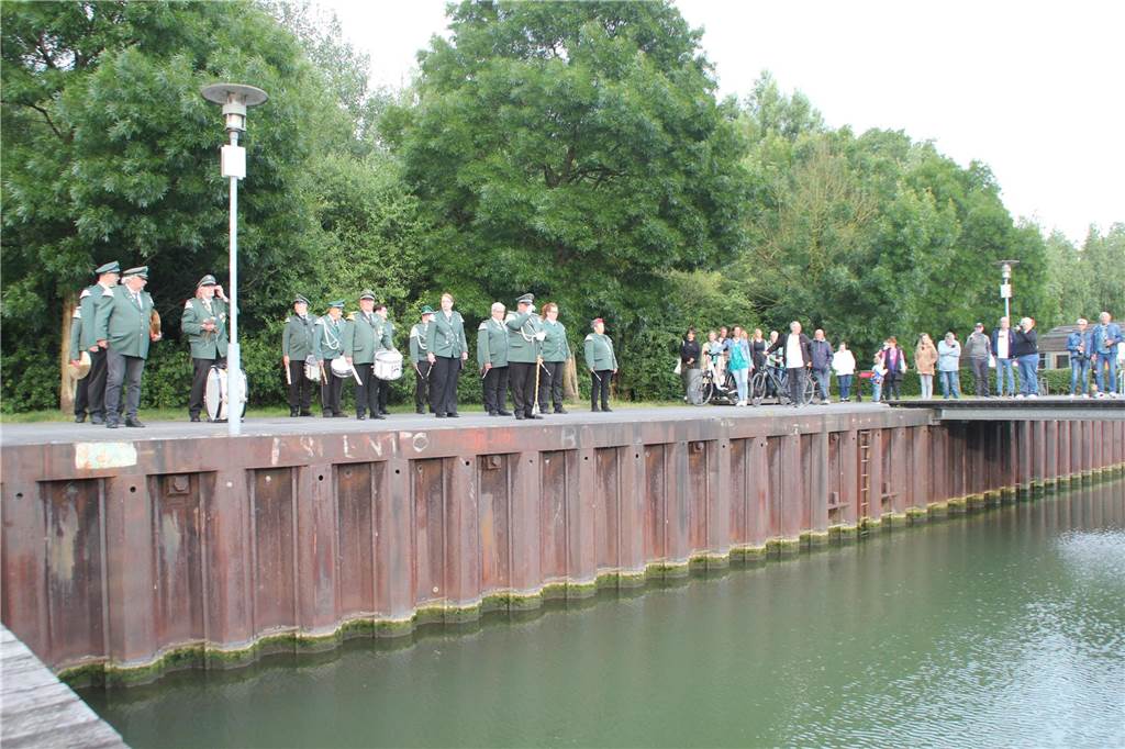 Mit dem „Großen Zapfenstreich“ am Lüner Preußenhafen, als ersten großen Programmpunkt, wurde am Freitag (14. Juni) das 37. Schützenfest in Lünen-Süd eröffnet. 