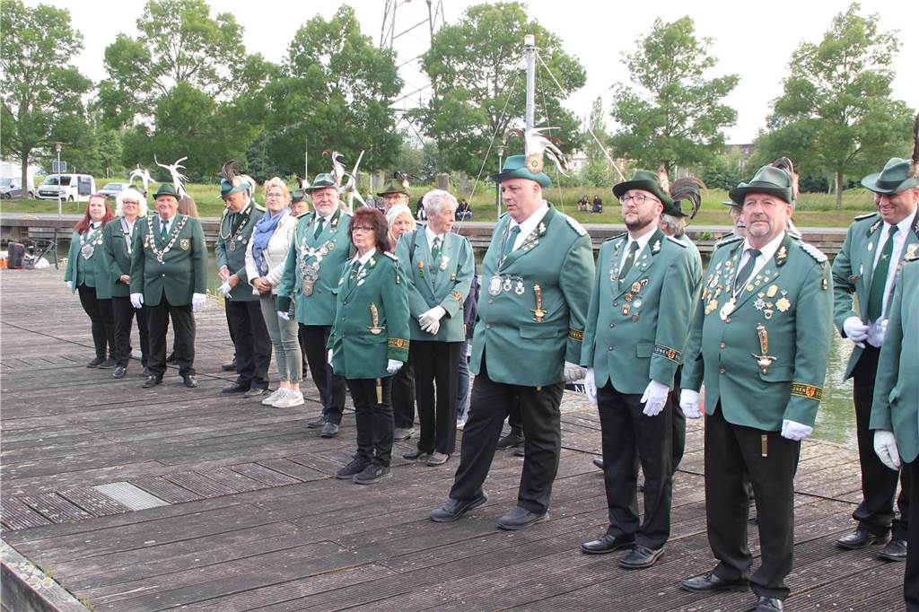 Mit dem „Großen Zapfenstreich“ am Lüner Preußenhafen, als ersten großen Programmpunkt, wurde am Freitag (14. Juni) das 37. Schützenfest in Lünen-Süd eröffnet. 