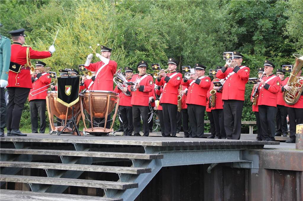 Mit dem „Großen Zapfenstreich“ am Lüner Preußenhafen, als ersten großen Programmpunkt, wurde am Freitag (14. Juni) das 37. Schützenfest in Lünen-Süd eröffnet. 